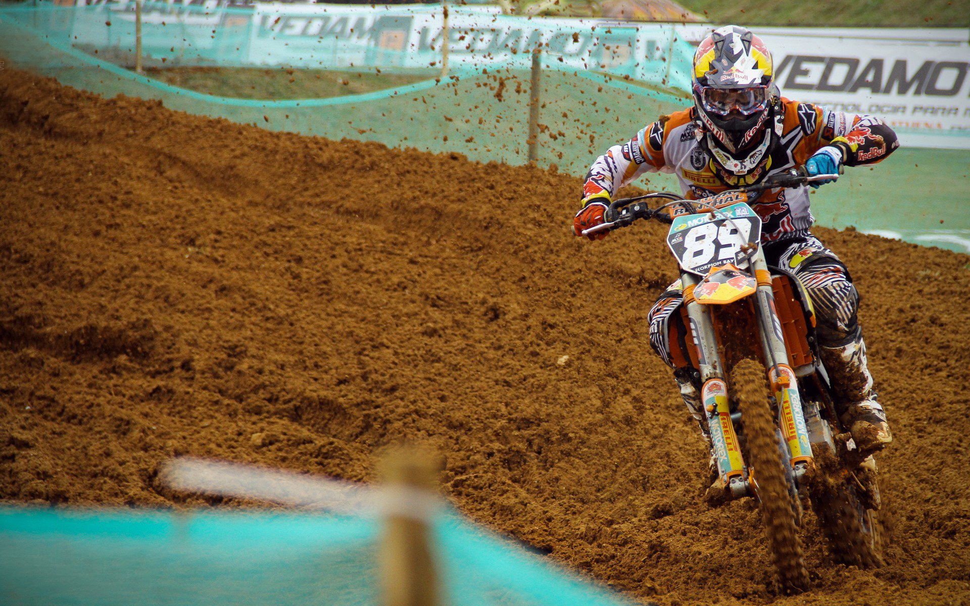 两场鏖战，一人点燃，篮球世界的奇妙共振